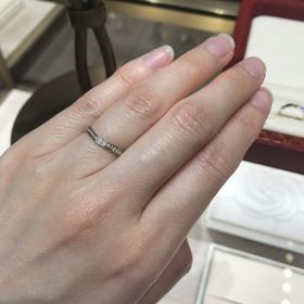 【カルティエ(Cartier)の口コミ】 vラインのカーブがゆるやかでキツすぎず、指が長く見えるデザイン。ダイヤ…