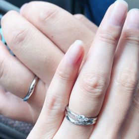 【銀座ダイヤモンドシライシの口コミ】 S字やV字のようななめらかなウェーブが
あること、婚約指輪との相性。
あ…