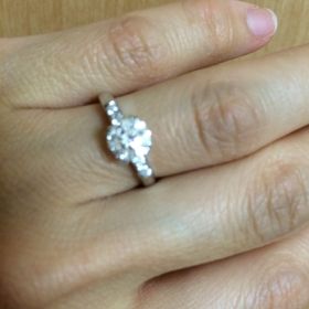 【ハリー・ウィンストン(Harry Winston)の口コミ】 指輪は一生モノなので、なるべくクオリティーの高いものを
と思い探しまし…