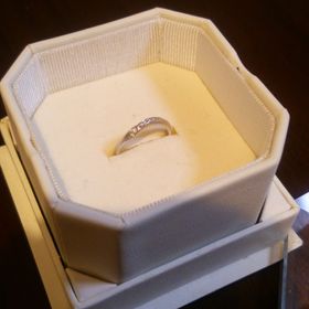 【4℃ BRIDAL(ヨンドシーブライダル)の口コミ】 もともとＳ字かＶ字ラインの指輪をさがしていましたが、試着した中でも一…