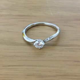 【俄(にわか)の口コミ】 指輪のデザイン、結婚指輪と重ねて婚約指輪も長く着けることができると思…