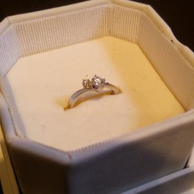 【4℃ BRIDAL(ヨンドシーブライダル)の口コミ】 リング自体がウェーブになっていて石の部分が少しＶ字のよう下がっている…