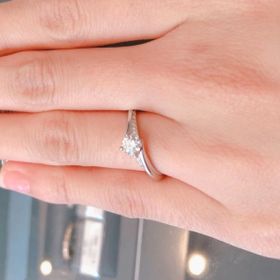 【エクセルコダイヤモンド(EXELCO DIAMOND)の口コミ】 変わったデザインのリングでありセンターの大きめのダイヤモンドの他にメ…