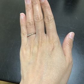 【HOSHI no SUNA 星の砂(ほしのすな)の口コミ】 細めでダイヤも控えめについている指輪で探していて、スタッフの方にオス…