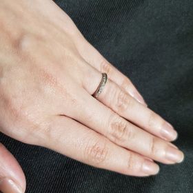 【ラザール ダイヤモンド(LAZARE DIAMOND)の口コミ】 斜めに入ったダイヤのデザインが好みで、いろんなブランドを何店舗かまわ…