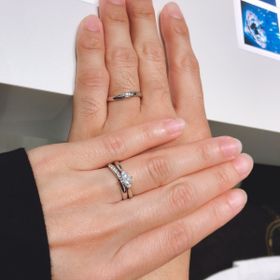 【俄(にわか)の口コミ】 指輪の作りがダイヤの大きさと輝きを際立たせる作りになっており、指には…