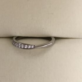 【ケイウノ ブライダル(K.UNO BRIDAL)の口コミ】 アシンメトリーなデザインでありながら、リボンをさりげなく再現していた…