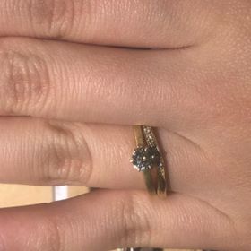 【ORECCHIO(オレッキオ)の口コミ】 エンゲージリングはシンプルなデザインですがラインがマットな質感なので…