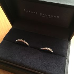 【ラザール ダイヤモンド(LAZARE DIAMOND)の口コミ】 指輪のデザインが指に馴染みやすく、男性女性共にねじれが入っていておし…