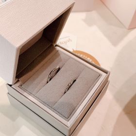 【CAFERING(カフェリング)の口コミ】 デザインがとにかく可愛いなと思って決めました。プラチナは旦那さんと話…