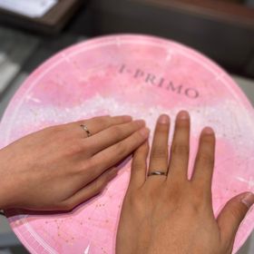 【アイプリモ(I-PRIMO)の口コミ】 程よい厚みと繊細なラインのデザインが互いの華奢な指にぴったりでした。…