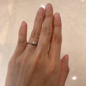 【HOSHI no SUNA 星の砂(ほしのすな)の口コミ】 シンプルで上品な見た目や、少し斜めに流れるようなリングのデザインがと…