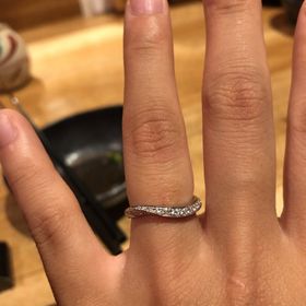 【ラザール ダイヤモンド(LAZARE DIAMOND)の口コミ】 シンプルではなくデザイン性があり、華やかなことが決め手です。購入した…