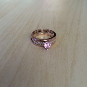 【フォリフォリ(Folli Follie)の口コミ】 フォリフォリが元々好きだったので、クリスマスの時期に婚約指輪として購…