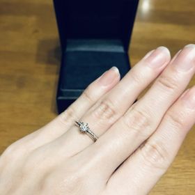 【ラザール ダイヤモンド(LAZARE DIAMOND)の口コミ】 王道のソリティアリングですが、リング片側にメレダイヤが並ぶ上品なデザ…