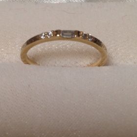 【agete(アガット)の口コミ】 細身で華奢なデザインなので、他の指輪と重ねづけしやすいシンプルな型で…