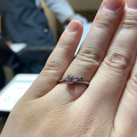 【杢目金屋(もくめがねや)の口コミ】 メインのダイヤのとなりに２つダイヤをつけられるとてもかわいいデザイン…