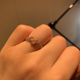 【Bizoux(ビズー)の口コミ】 ありきたりでなく珍しいデザインの婚約指輪がいいなと思ってネットで探し…