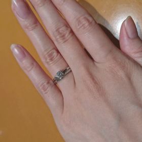 【俄(にわか)の口コミ】 婚約指輪と結婚指輪の一体感があり綺麗で相性の良いセットリングです。ど…