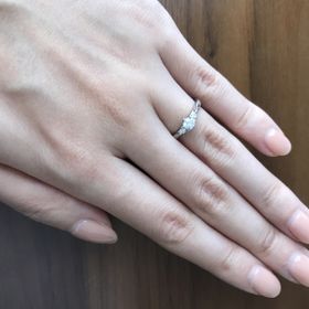 【銀座ダイヤモンドシライシの口コミ】 メレダイヤ付きのデザインで探していたところ、銀座ダイヤモンドシライシ…