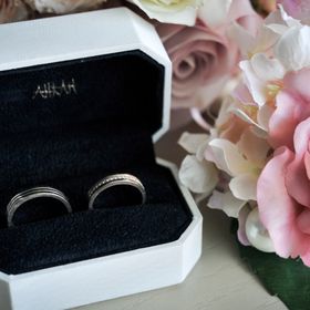 【AHKAH(アーカー)の口コミ】 つるつるの、プラチナリングが好きでなかったのでゴールドで検討中に出会…