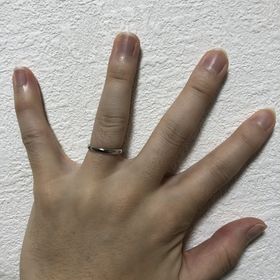【銀座ダイヤモンドシライシの口コミ】 ウェーブだったり、ひねりが入っていたりするリングは嫌で、ストレートで…