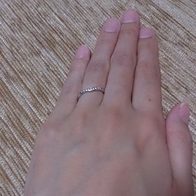【ティファニー(Tiffany & Co.)の口コミ】 私も主人も指が細く関節がゴツゴツしたタイプなので、細身のリングを探し…