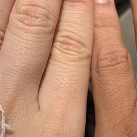 【銀座ダイヤモンドシライシの口コミ】 ウェーブの流れるようなダイヤモンドの配置が素敵だと思いました。大手の…