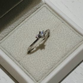 【AFFLUX(アフラックス)の口コミ】 素材はプラチナ。メインのダイヤの横にピンクダイヤに変更したダイヤモン…