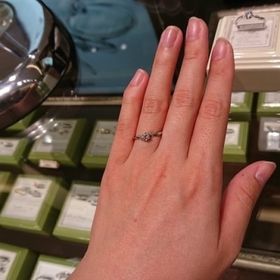 【LAPAGE(ラパージュ)の口コミ】 見た時に一番ビビッと来た事。
他にはあまりない可愛らしい捻れが気に入っ…