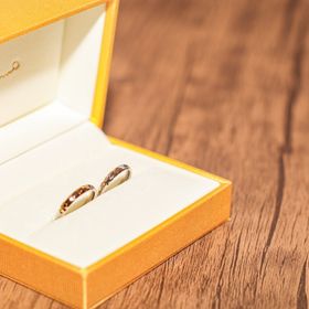 【ケイウノ ブライダル(K.UNO BRIDAL)の口コミ】 ネットで見てマルテッラートの槌目模様に惹かれて購入しました。ネットで…