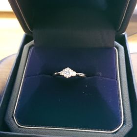 【銀座ダイヤモンドシライシの口コミ】 彼女の指が比較的華奢なので、少し豪華なものが良いと考えていました。こ…