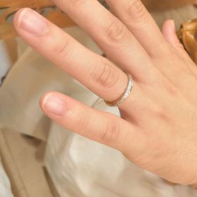 【Mariage ent(マリアージュエント)の口コミ】 夜空の流れ星をイメージしたデザインであり、流れるように配置されたメレ…