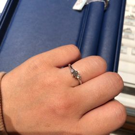 【銀座ダイヤモンドシライシの口コミ】 S型なので、私の太めの指でも綺麗に見えました。
他のデザインでV型もたく…