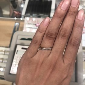 【WATANABE / 卸商社直営　渡辺の口コミ】 妻の結婚指輪を見に行きました。
こちらのデザインはゴールドとシルバーが…