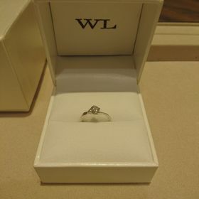 【William-LennyDiamond(ウィリアム・レニー・ダイヤモンド)の口コミ】 シンプルながら品のあるデザインで、ダイヤモンドがより際立ってみえる素…