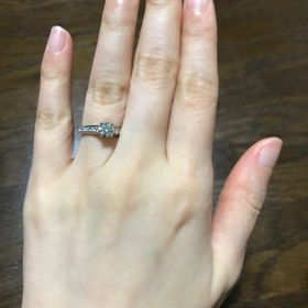 【ヴァン クリーフ＆アーペル(Van Cleef & Arpels)の口コミ】 ダイヤがあり、そのサイドにダイヤが連なっているデザインで探していまし…