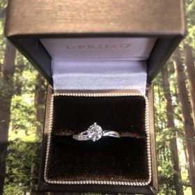 【アイプリモ(I-PRIMO)の口コミ】 シンプルすぎず派手すぎずの
指輪探し、、、
第一印象がこの指輪でした。
…