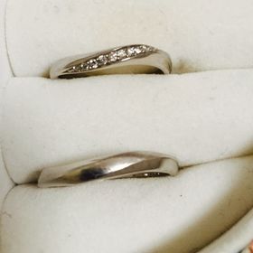 【4℃ BRIDAL(ヨンドシーブライダル)の口コミ】 指輪をしたことのない夫でも似合うデザインを探しました。自分用は細かな…