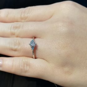 【ケイウノ ブライダル(K.UNO BRIDAL)の口コミ】 左右のメレが青色で、アクセントになります。中央にダイヤが集まっている…