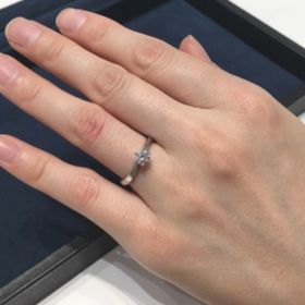 【4℃ BRIDAL(ヨンドシーブライダル)の口コミ】 シンプルでエレガントな印象のあるリングデザインです。もともとダイヤモ…
