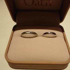 【GemmeoMyM(ジェンメオミィム)の口コミ】 見た目はすごくシンプルですが、女性の方にはダイヤがついています。
内側…