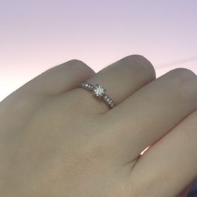 【銀座ダイヤモンドシライシの口コミ】 購入の決め手はまずスタッフの皆様の対応の素晴らしさからでした。
お値段…