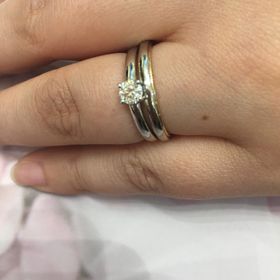 【バーニーズニューヨーク(BARNEYS NEW YORK)】の口コミ デザインはシンプルで、日頃から付けやすいデザインでした。ダイヤがすごく...