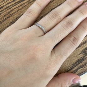 【Something Blue(サムシングブルー)の口コミ】 指輪のデザインは定番のストレートタイプではなくカーブがかったタイプが…