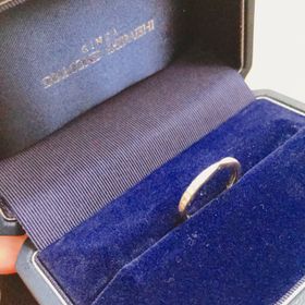 【銀座ダイヤモンドシライシの口コミ】 ・細身
・石が沢山ついてる
・指が綺麗に見える
・2人合わせて30万円以下
…