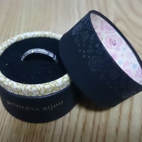 【Princess Bijou(プリンセス・ビジュー)の口コミ】 椅子に座り、気に入った指輪全部を並べてもらって、『こっちとこっちはど…