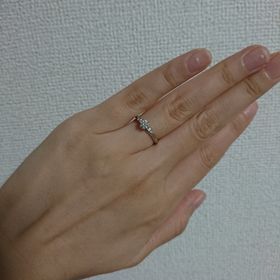 【銀座ダイヤモンドシライシの口コミ】 ストレートでシンプルなデザインを探していました。ダイヤモンドが１つだ…