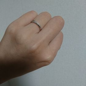 【銀座ダイヤモンドシライシの口コミ】 シンプルで毎日付けても飽きがこないデザインだったのでこれに決めました…