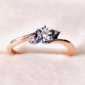 【MACHERIE(マシェリ)の口コミ】 最初から石が3つあってピンクゴールドとざっくり決めており、スタッフさん…